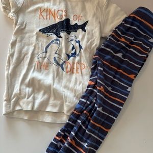 Old navy short sleeve/pant pajamas 3T